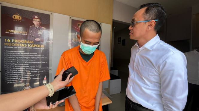 MR tersangka penjual istrinya ke lelaki hidung belang saat di Polres Mojokerto Kota. (Viva Jatim/ M Lutfi Hermansyah)