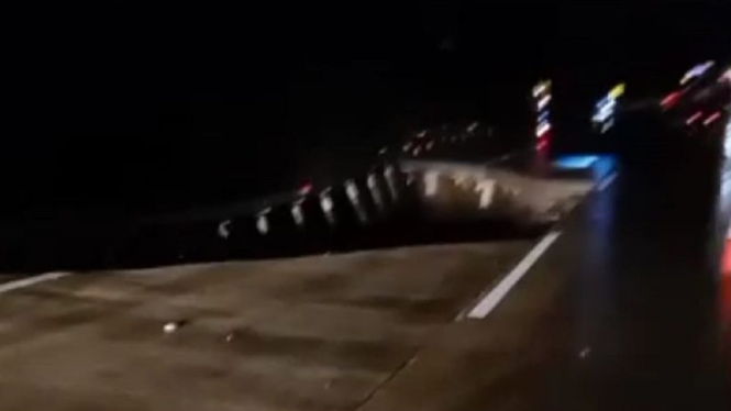 Tol Bocimi longsor, satu mobil terperosok ke jurang