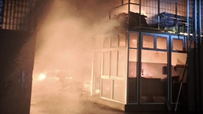 Kebakaran besar melanda bengkel mobil yang berlokasi di Jalan Daan Mogot, Cengkareng, Jakarta Barat (Jakbar), Rabu 3 April 2024 malam.