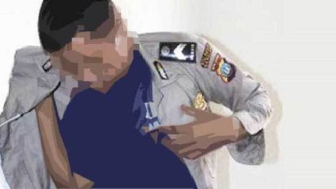 Reskrim Polres Metro Jakarta Timur meringkus seorang pria bernama Widardi di Duren Sawit, Jakarta Timur lantaran melakukan pemerasan dengan modus menjadi polisi dan minta uang THR  ke pedagang, Kamis 4 April 2024. 