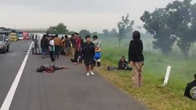 Minibus Terguling di Tol Kanci Pejagan, Brebes, Jawa Tengah
