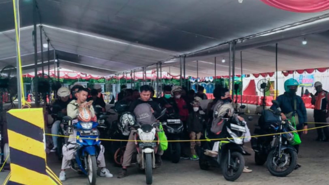 Pemudik menggunakan sepeda motor [dok. PT ASDP Indonesia Ferry (Persero)]