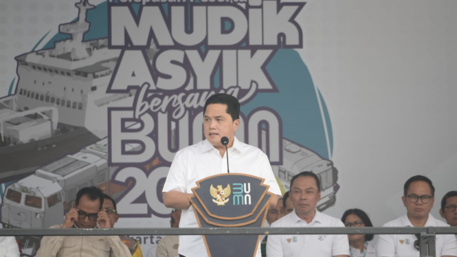 Menteri BUMN, Erick Thohir, melepas program 'Mudik Asyik Bersama BUMN 2024' di Monumen Nasional (Monas), Jakarta Pusat, Jumat pagi, 5 April 2024.