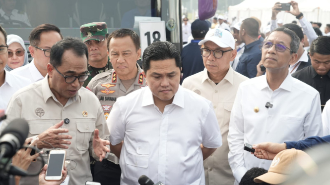 Menteri Badan Usaha Milik Negara (BUMN), Erick Thohir, usai memberangkatkan hampir 100 ribu peserta program 'Mudik Asyik Bersama BUMN 2024', di kawasan Monas, Jakarta Pusat, Jumat, 5 April 2024.