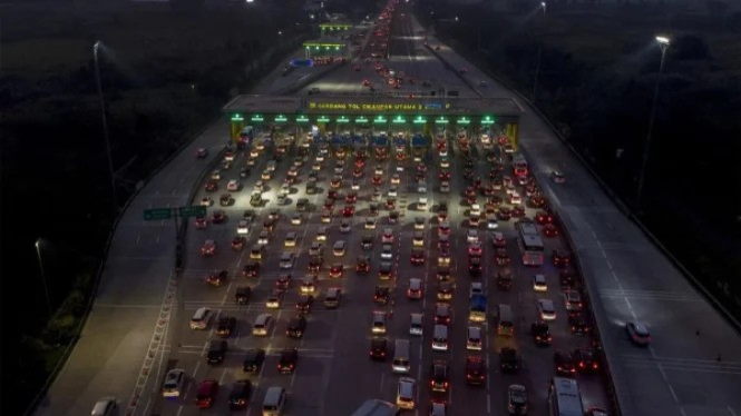 Kondisi jalan tol di malam hari