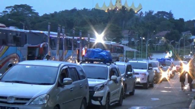 Jumlah kendaraan pemudik mulai mengalami peningkatan di Pelabuhan Bakauheni, Lampung.