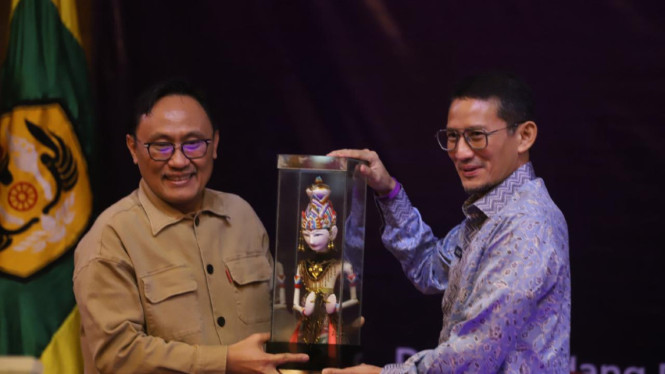 Kepala BPJPH, Muhammad Aqil Irham dan Menparekraf, Sandiaga Uno