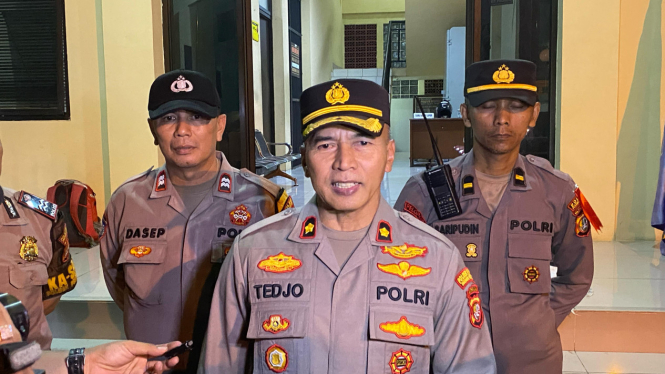 Kapolsek Pesanggrahan Kompol Tedjo Asmoro di kantornya