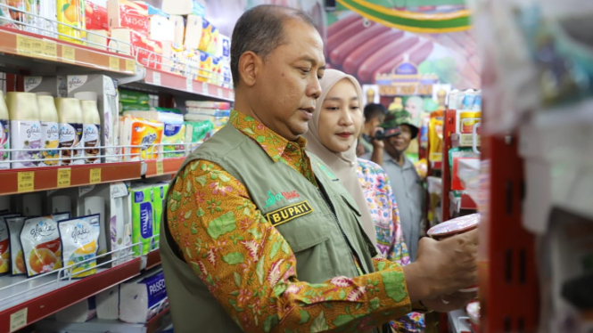 Pj Bupati Jombang, Sugiat dan TPID Jombang saat sidak.