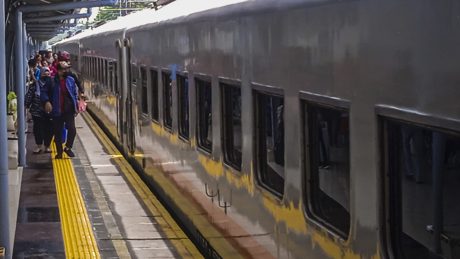 Puncak Arus Mudik 2024 Menggunakan Kereta Api di Stasiun Pasar Senen