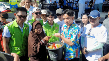 Gibran Bagikan Bantuan Paket Sembako di Benteng Vasternburg Solo