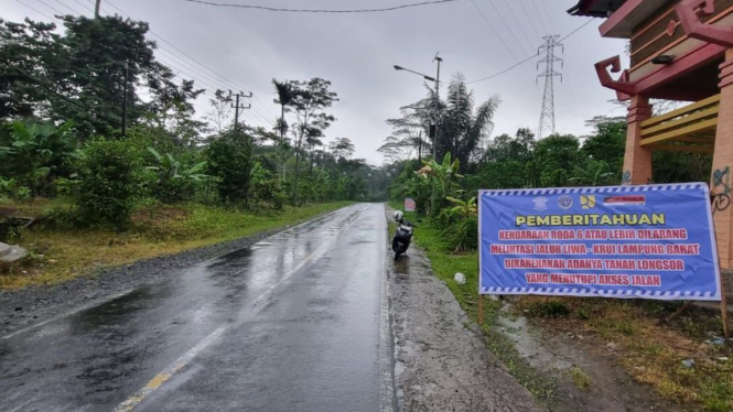 Satlantas Polres Lampung Barat pasang spanduk himbauan bagi truk roda enam 