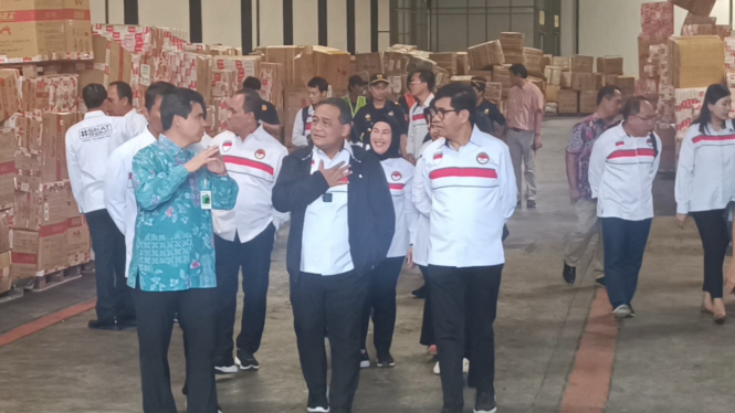 Kepala BP2MI Benny Rhamdani tinjau gudang paket di Tambak Osowilangun, Surabaya.