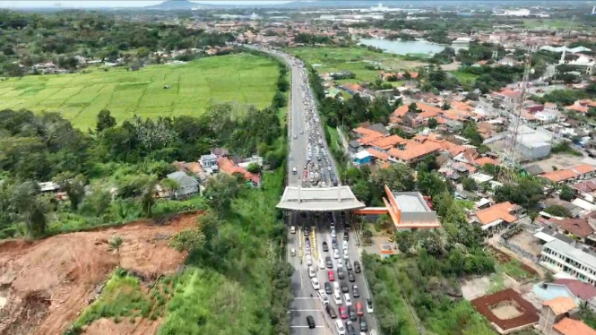 Macet Belasan Kilometer Menuju Pelabuhan Merak