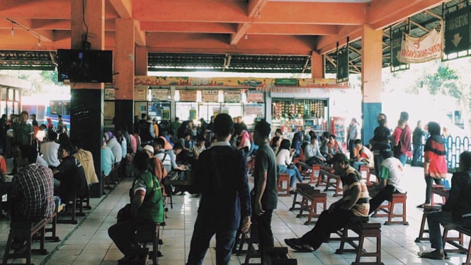 Ribuan orang warga jakarta yang hendak mudik berkumpul dan memadati Terminal Kampung Rambutan, Jakarta Timur, menjelang Hari Raya Idul Fitri 1445 Hijirah, Sabtu 6 April 2024.