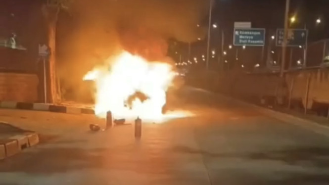 Mobil terbakar akibat sekelompok remaja konvoi menyalakan petasan di Kembangan.
