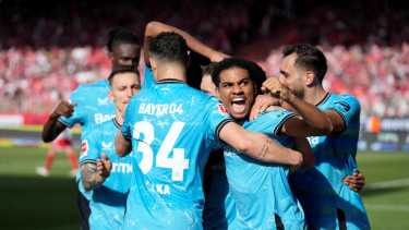 Pemain Bayer Leverkusen rayakan gol