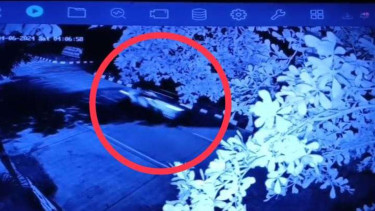 Tangkapan layar kamera CCTV saat pelaku melepaskan tembakan ke arah Mako Polda Lampung.
