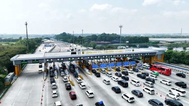 Pemudik yang meninggalkan Jakarta lewat Gerbang Tol Cikampek Utama