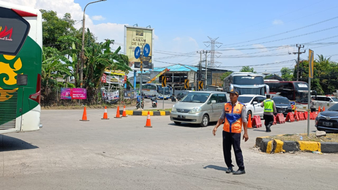 Buka Tutup Jalan di Gerem Bawah