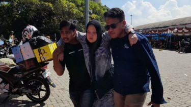Sejumlah pemudik jatuh pingsan diduga akibat kelelahan pada saat antre.