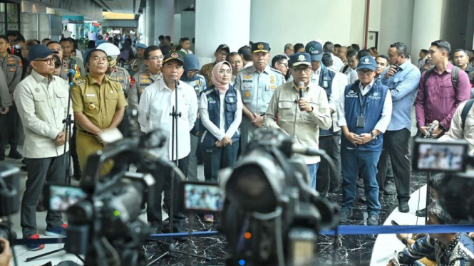 Menhub Budi Karya dampingi MenkoPMK Muhadjir Effendy tinjau pelabuhan Merak.