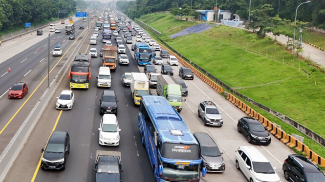 Arus Mudik Lebaran, One Way di Gerbang Tol Cikampek Utama