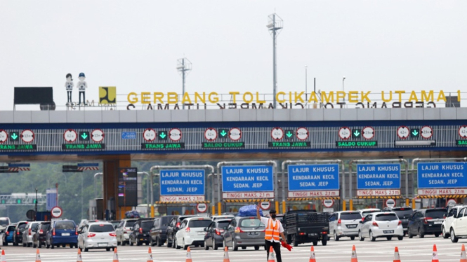 Arus Mudik Lebaran 2024, One Way di Gerbang Tol Cikampek Utama