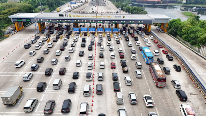 Arus Mudik Lebaran 2024, One Way di Gerbang Tol Cikampek Utama