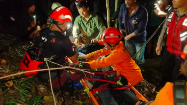 Basarnas Medan saat melakukan evakuasi turis Perancis di kawasan objek wisata Bukit Sipiso-piso.(dok Basarnas Medan)