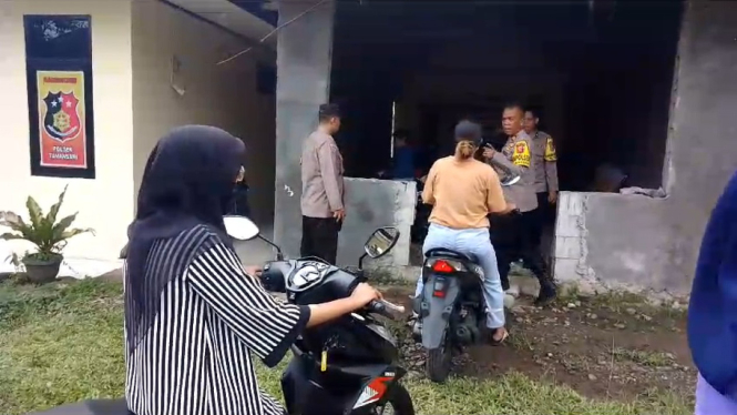 Warga menitipkan kendaraannya di kantor Polsek Tamansari.