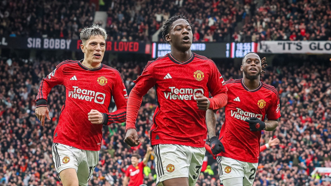 Kobbie Mainoo merayakan gol untuk MU ke gawang Liverpool