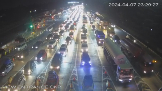 Kepadatan kendaraan memasuki GT Cikupa Tol Tangerang Merak