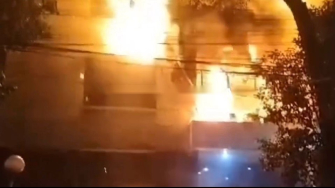 Gedung Yayasan Lembaga Bantuan Hukum Indonesia (YLBHI) terbakar di Jalan Diponegoro, Pegangsaan, Menteng, Jakarta Pusat, Minggu 7 April 2024 sekitar pukul 22.10 WIB.