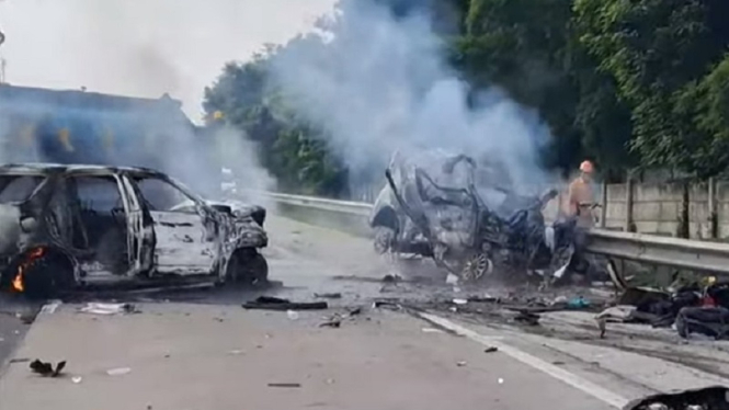 Dua minibus terbakar di KM 58 Tol Cikampek arah Jakarta