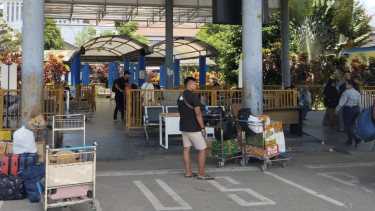 Terminal ALBN Ambawang, pemudik menunggu kedatangan Bus Damri Rute Pontianak-Melawi (Istimewa)