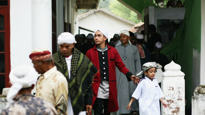 Jamaah Tarekat Naqsabandiyah Al-Khalidiyah Jalaliyah saat menggelar salat Idul Fitri 1444 Hijrah/2023, lalu.(B.S.Putra/VIVA)