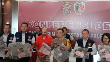 Pers rilis Polrestabes Palembang ungkap kasus ilegal akses berupa bobol ATM oleh WNA asal Rusia bersama hacker Meksiko.