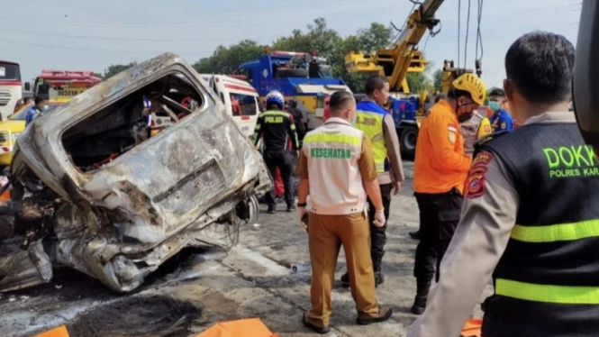 Bangkai mobil Gran Max yang kecelakaan di Km 58 Tol Cikampek