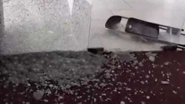 Tangkapan layar video viral anggota dewan Maluku Tengah mengamuk dan merusak pintu kaca kantor. 