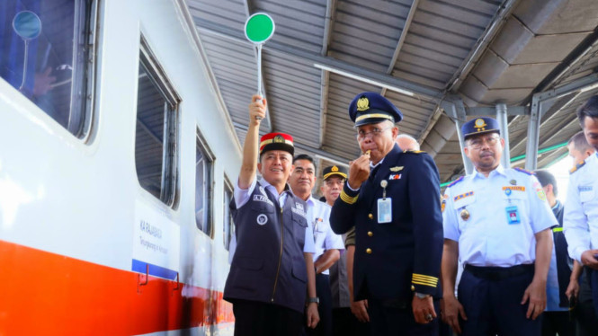 Pj Gubernur Sumatera Selatan Agus Fatoni melepas mudik gratis menggunakan kereta