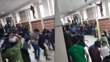 Viral! Bocah Tawuran Sandal di Masjid Raya Makassar saat Antre THR