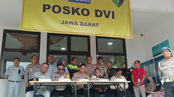KABID HUMAS POLDA JABAR di Posko DVI Korban Kecelakaan Maut KM 58