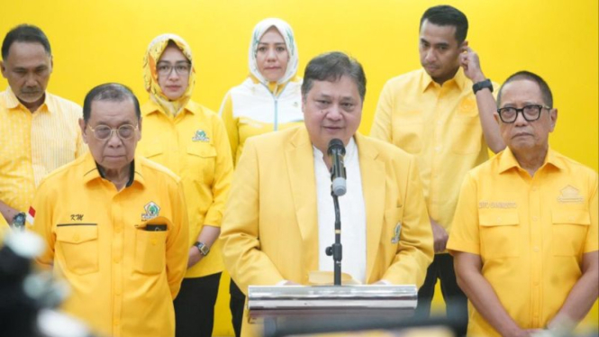 Ketua Umum DPP Partai Golkar Airlangga Hartarto (tengah).