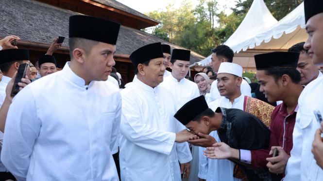 Prabowo Salat Idul Fitri 1445 H Bersama Warga Bojong Koneng di Masjid Nurul Wath