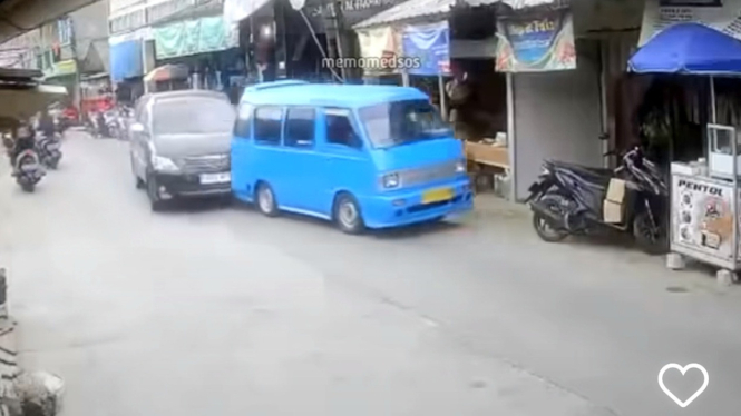 Toyota Innova Seruduk Angkot, Warganet Ributkan Siapa yang Salah