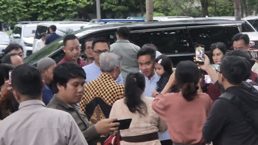 Cawapres pemenang Pilpres 2024 Gibran Rakabuming Raka memboyong keluarganya sowan ke kediaman Prabowo Subianto di Jalan Kertanegara IV, Jakarta Selatan, Rabu, 10 April 2024