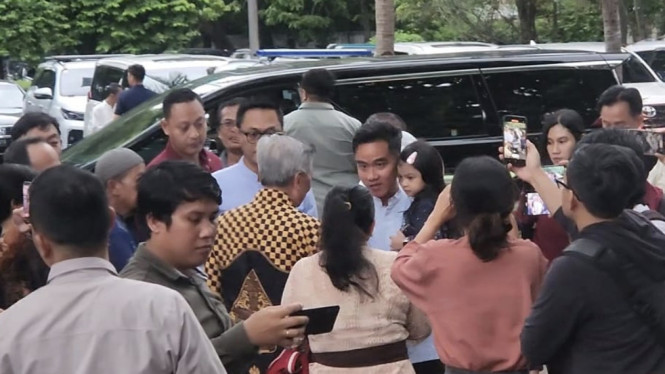 Cawapres pemenang Pilpres 2024 Gibran Rakabuming Raka memboyong keluarganya sowan ke kediaman Prabowo Subianto di Jalan Kertanegara IV, Jakarta Selatan, Rabu, 10 April 2024