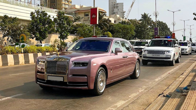 Konvoi mobil keluarga Akash Ambani