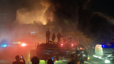 Pemadam kebakaran berupaya memadamkan api yang membakar 8 ruko dan 1 unit rumah di Jalan Tanjungpura, Pontianak, Kalbar, Rabu 10 April 2024 dini hari. (Istimewa) 